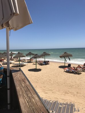 Beach nearby, sun-loungers - Algarve, Almancil: Fully secluded villa with private pool urb. Varandas do Lago. (Almancil)