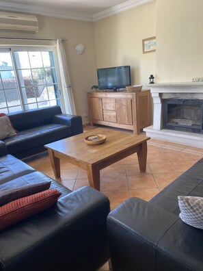 TV, fireplace, books, stereo - Algarve, Almancil: Fully secluded villa with private pool urb. Varandas do Lago. (Almancil)