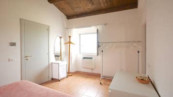 5 bedrooms, desk, iron/ironing board, free WiFi