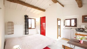 5 bedrooms, desk, iron/ironing board, free WiFi