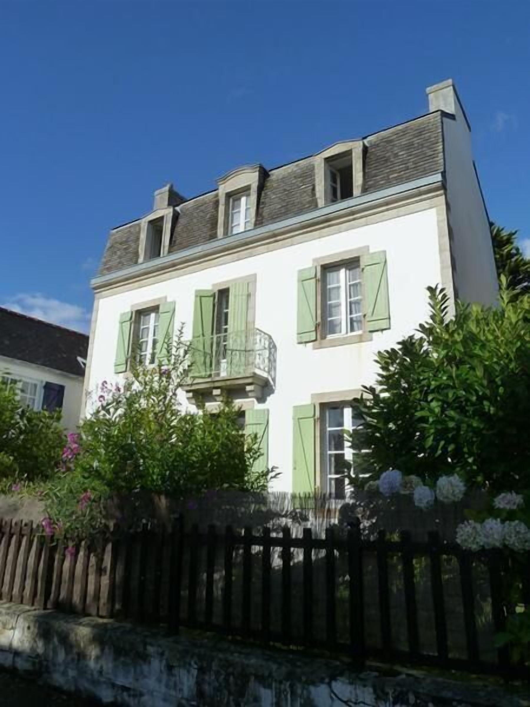 Family villa with garden, near the beach.