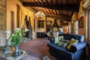 Interior - LA DIMORA DEI CONTI: Indulge in a Country Farmhouse Apartment with Jacuzzi Facing the Town! (Capannori)