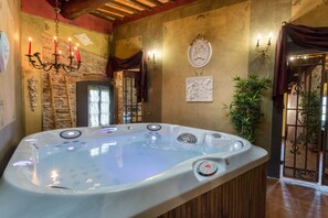 Shower, hair dryer, towels - LA DIMORA DEI CONTI: Indulge in a Country Farmhouse Apartment with Jacuzzi Facing the Town! (Capannori)