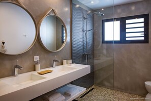 Shower, hair dryer, towels, toilet paper - Seafront - Kayaks - Kids friendly - Heated Pool - Full AC (Saint Martin, Cul de Sac)