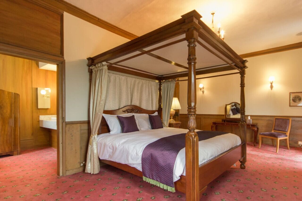 9 bedrooms, desk, iron/ironing board, WiFi