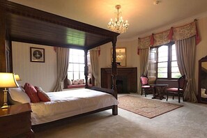 9 bedrooms, desk, iron/ironing board, WiFi