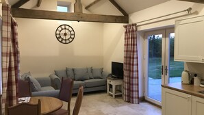 Smart-TV, DVD-spiller, filmbibliotek og stereoanlegg