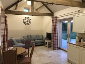 Älytelevisio, DVD-soitin, videokirjasto, stereot