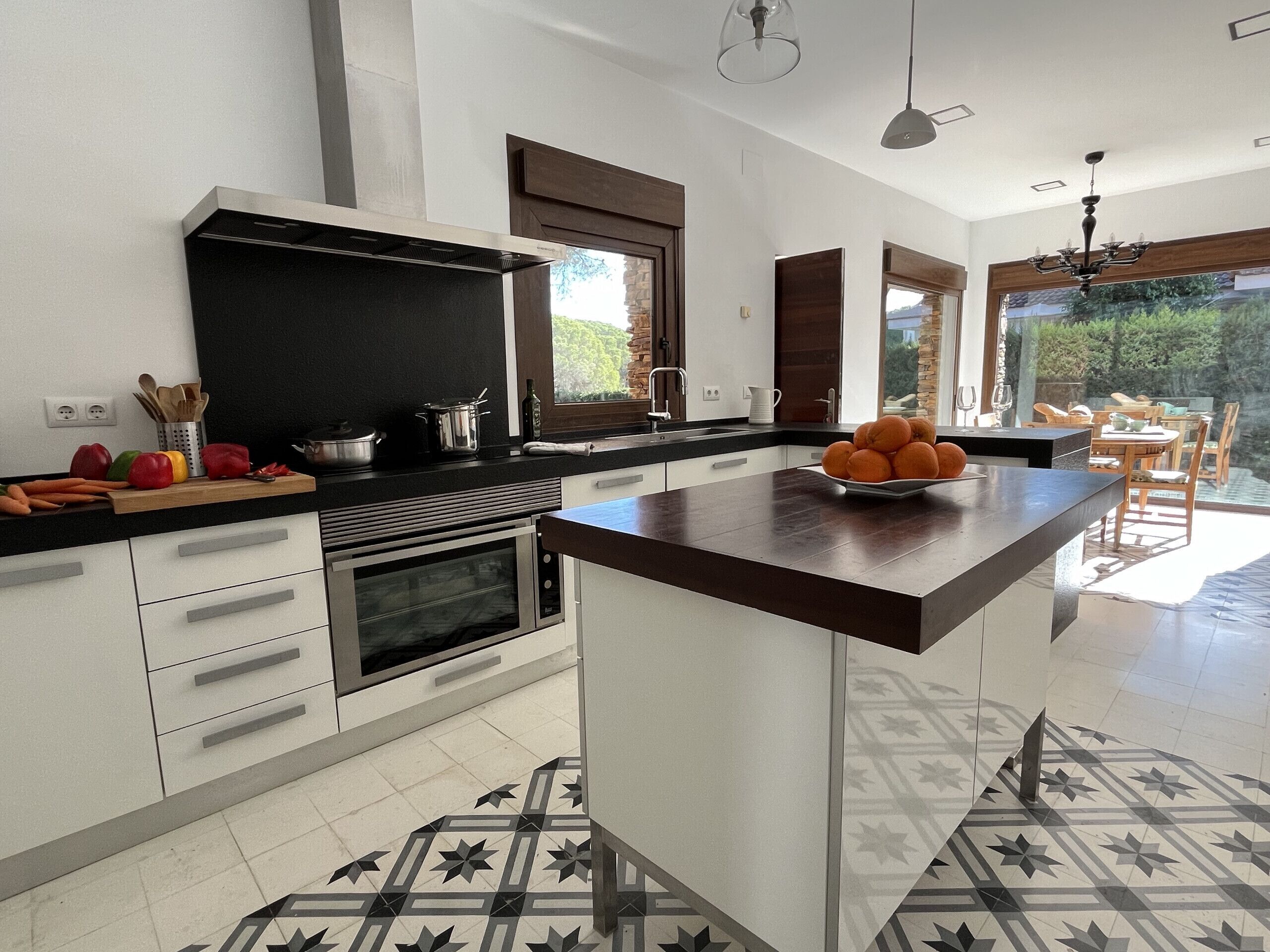 Jääkaappi, mikroaaltouuni, uuni, astianpesukone