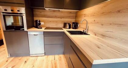2 bedroom apt, balcony facing Mont Blanc, very close to village & GM ski lift