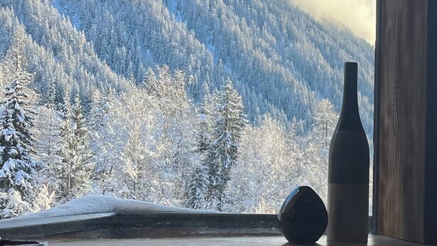 A mountain view with snow-covered trees and a clear sky. - 2 bedroom apt, balcony facing Mont Blanc, very close to village & GM ski lift (Chamonix-Mont-Blanc)