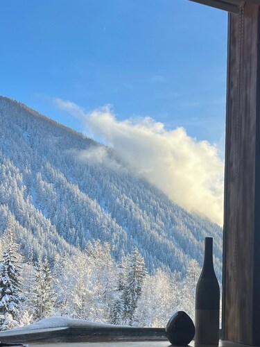 2 bedroom apt, balcony facing Mont Blanc, very close to village & GM ski lift