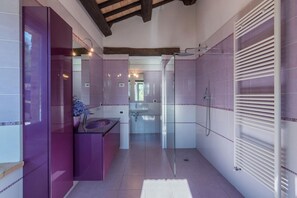 Douche, sĂšche-cheveux, bidet
