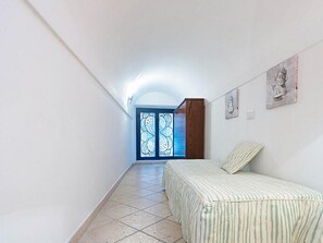 2 bedrooms, iron/ironing board, travel cot, free WiFi