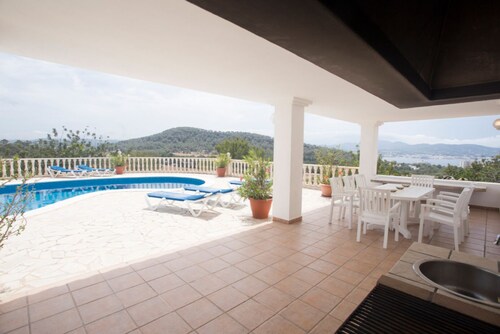 Can Tunicu has great sea views near to San Antonio