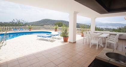 Can Tunicu has great sea views near to San Antonio