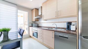 Frigorífico, microondas, horno y placa de cocina