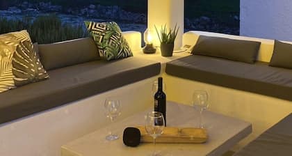 VILLA CON ENCANTO CON PISCINA Y JARDÍN PRIVADO