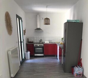 Een koelkast, een microgolfoven, een oven, een kookplaat