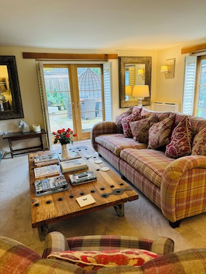 TV, fireplace, DVD player, books - Stunning Interior Designed 2 Bedroom Cottage in the Center of Chipping Campden (Chipping Campden)