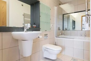 Combinazione doccia/vasca, asciugacapelli, asciugamani, sapone