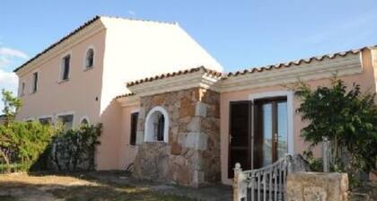 San Teodoro center villa with parking space and private garden