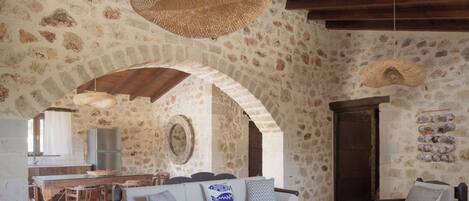 Una Smart TV, una chimenea, un reproductor de DVD