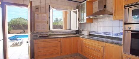 KĂŒhlschrank, GeschirrspĂŒler, Wasserkocher mit Kaffee-/Teezubehör