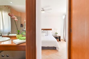 4 bedrooms, in-room safe, iron/ironing board, free WiFi