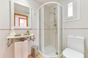 Combined shower/tub, hair dryer, towels, soap