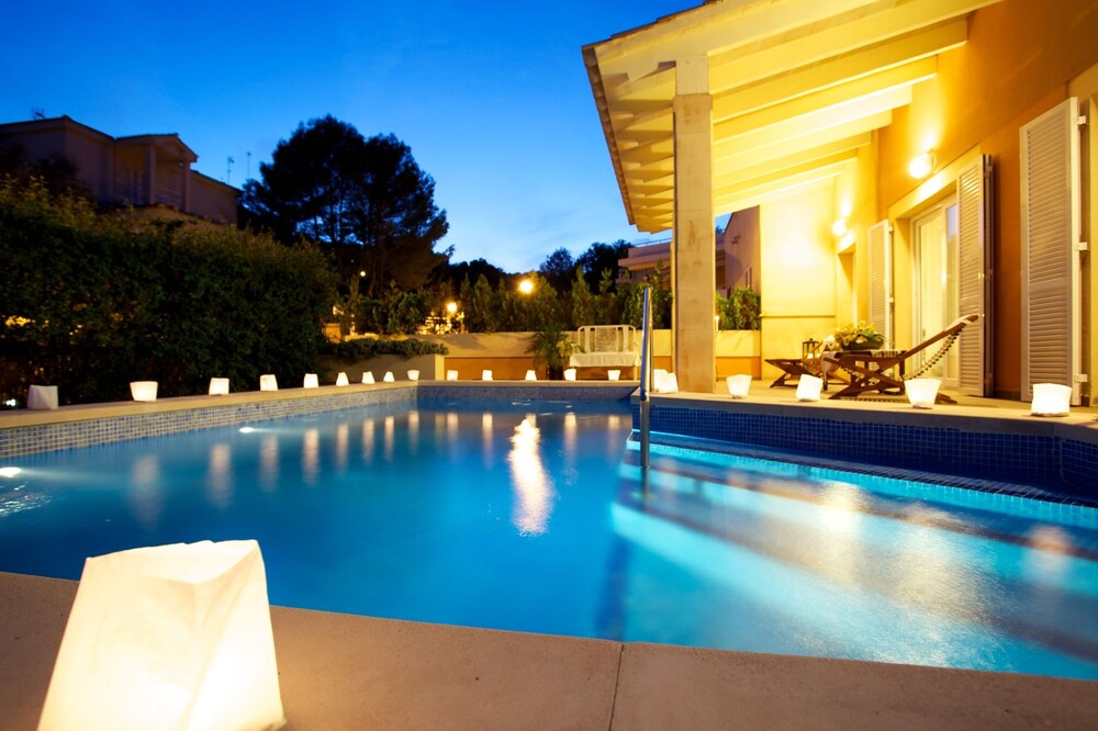 Beach House with private pool and garden