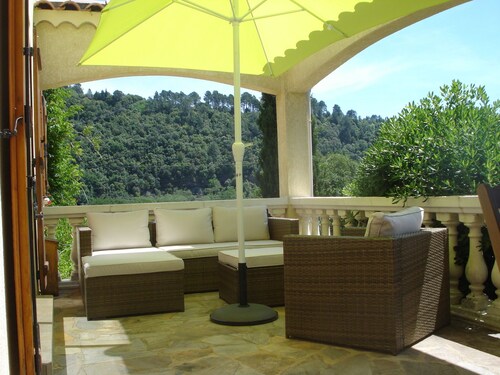 House on one level, quiet, with garden and pool