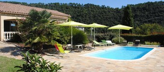 House on one level, quiet, with garden and pool