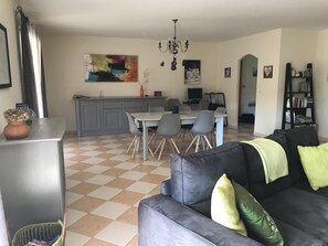 Télévision, lecteur de DVD, livres, médiathèque