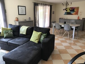 Télévision, lecteur de DVD, livres, médiathèque