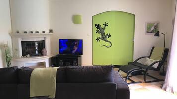 Télévision, lecteur de DVD, livres, médiathèque