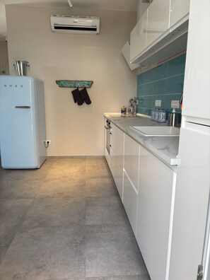 Fridge, oven, stovetop, coffee/tea maker