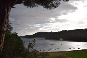 Beach nearby, sun loungers - House with sea view sorrounded by a beautiful garden (Porto Azzurro)