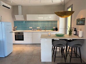 Fridge, oven, stovetop, coffee/tea maker
