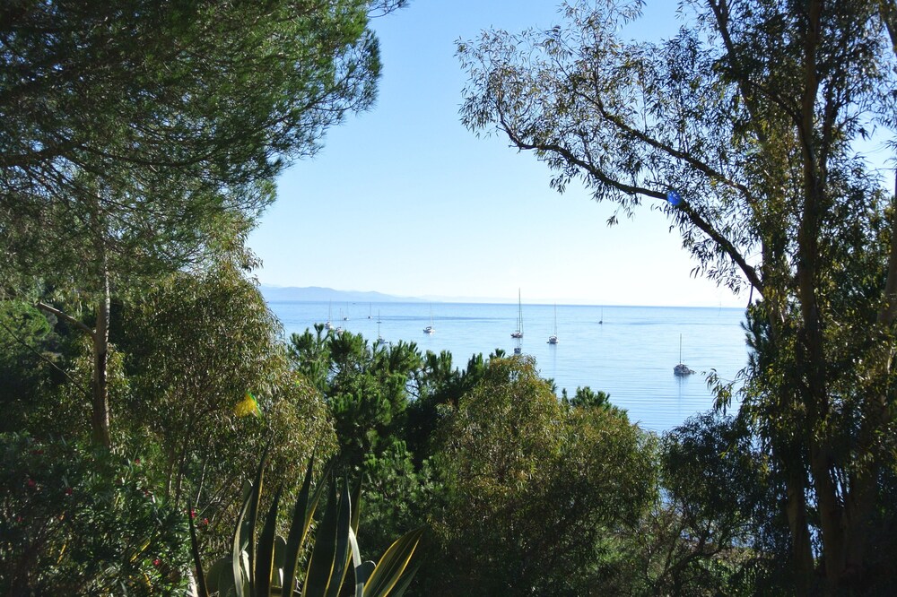 Casa vista mare, immersa nel verde