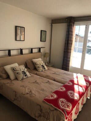 2 slaapkamers, een strijkplank/strijkijzer, gratis wifi, beddengoed
