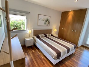 3 slaapkamers, een strijkplank/strijkijzer, reisbedje, gratis wifi