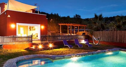 10 minutes by car from Sitges. Villa El Olivo. XXL pool. Heated to 28º