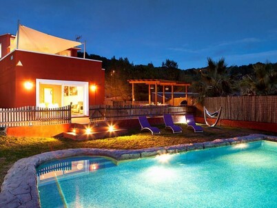  10 minutes by car from Sitges. Villa El Olivo. XXL pool. Heated to 28º