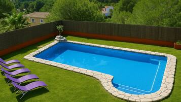 Una piscina al aire libre, una piscina climatizada