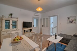 Télévision, cheminée, lecteur de DVD, table de tennis de table