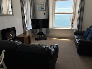 Smart-TV, DVD-spiller, bøker og filmbibliotek