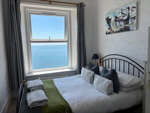 1 habitación, tabla de planchar con plancha y cuna de viaje