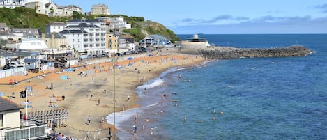 Una spiaggia nelle vicinanze