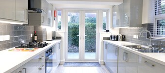 Wonderful 2-bed cottage in the popular and ever pleasant Old Town area for 4